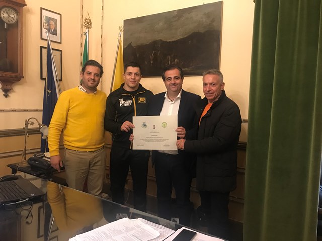 Consegna attestato di benemerenza al lottatore termitano Carmelo Lumia