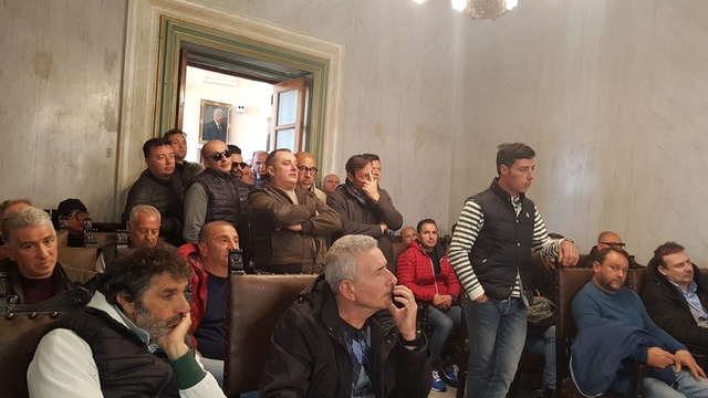 Gli operai Blutec tornano ad occupare il Comune - Il Sindaco Giunta: "Proporrò ai colleghi sindaci di andare a Torino per protestare dinanzi la sede di FCA".